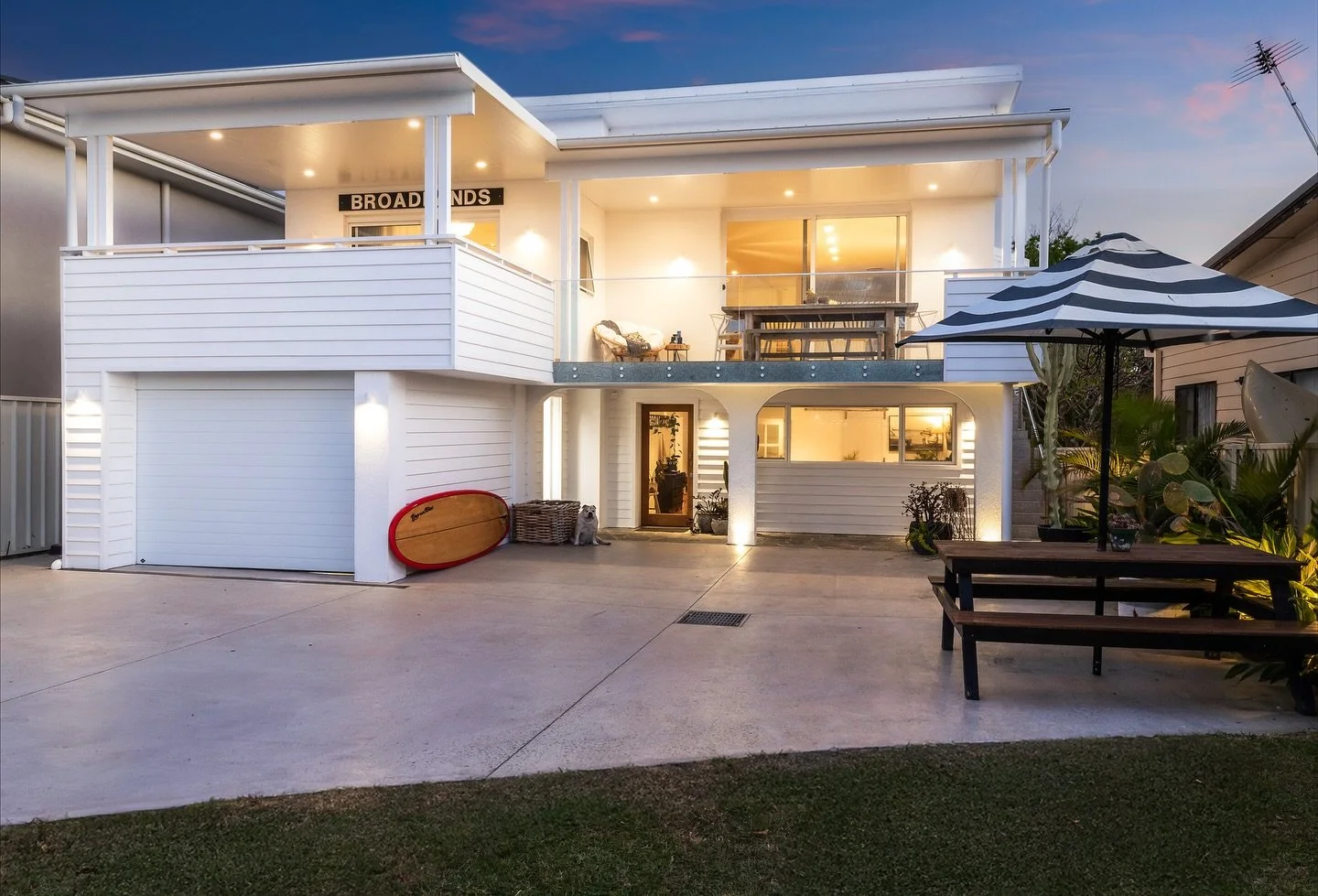 Home Tour: Coastal, casual and cool — this newly listed Kurnell beauty sits pretty right on Silver Beach. π
Set on nearly 1,500sqm, its resort-style backyard and sweeping bay views are worth swiping left for a closer look.π
Keen to learn mo