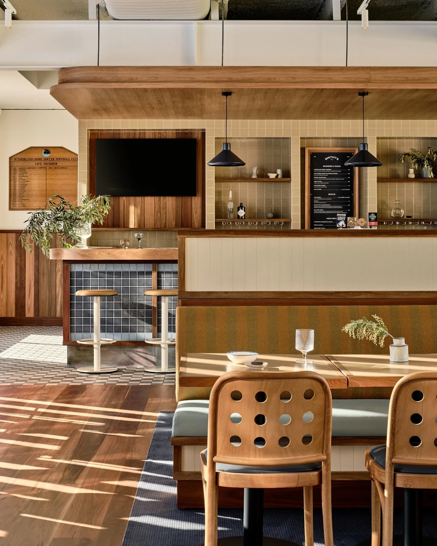 Hot New Look Alert!🚨After undergoing a major refurb, @sutherlandsharksfc has officially entered the chat, and we&rsquo;re giving you the inside scoop ahead of their FIRST home game of the season THIS Saturday:

🍸 Visit Smithy&rsquo;s Bar, designed 