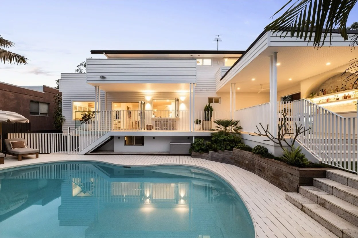 Home Tour: Coastal, cool and effortlessly chic, this newly listed Burraneer Bay beauty has caught our eye for all the right reasons.😍

@lowiinteriors has perfectly intertwined Mediterranean-inspired charm with an elevated Hamptons feel, with the out