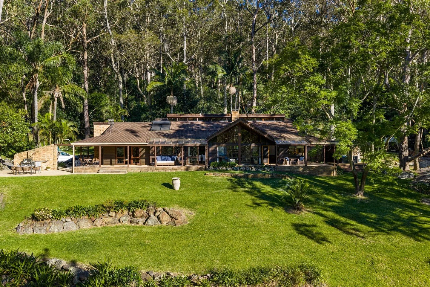 Home Tour: A private riverfront escape just under 1.5 hours from the Shire&hellip; could this be your next holiday house? 👀

Set on five acres along the Shoalhaven River, this waterfront home is all about slowing things down. Think floor-to-ceiling 
