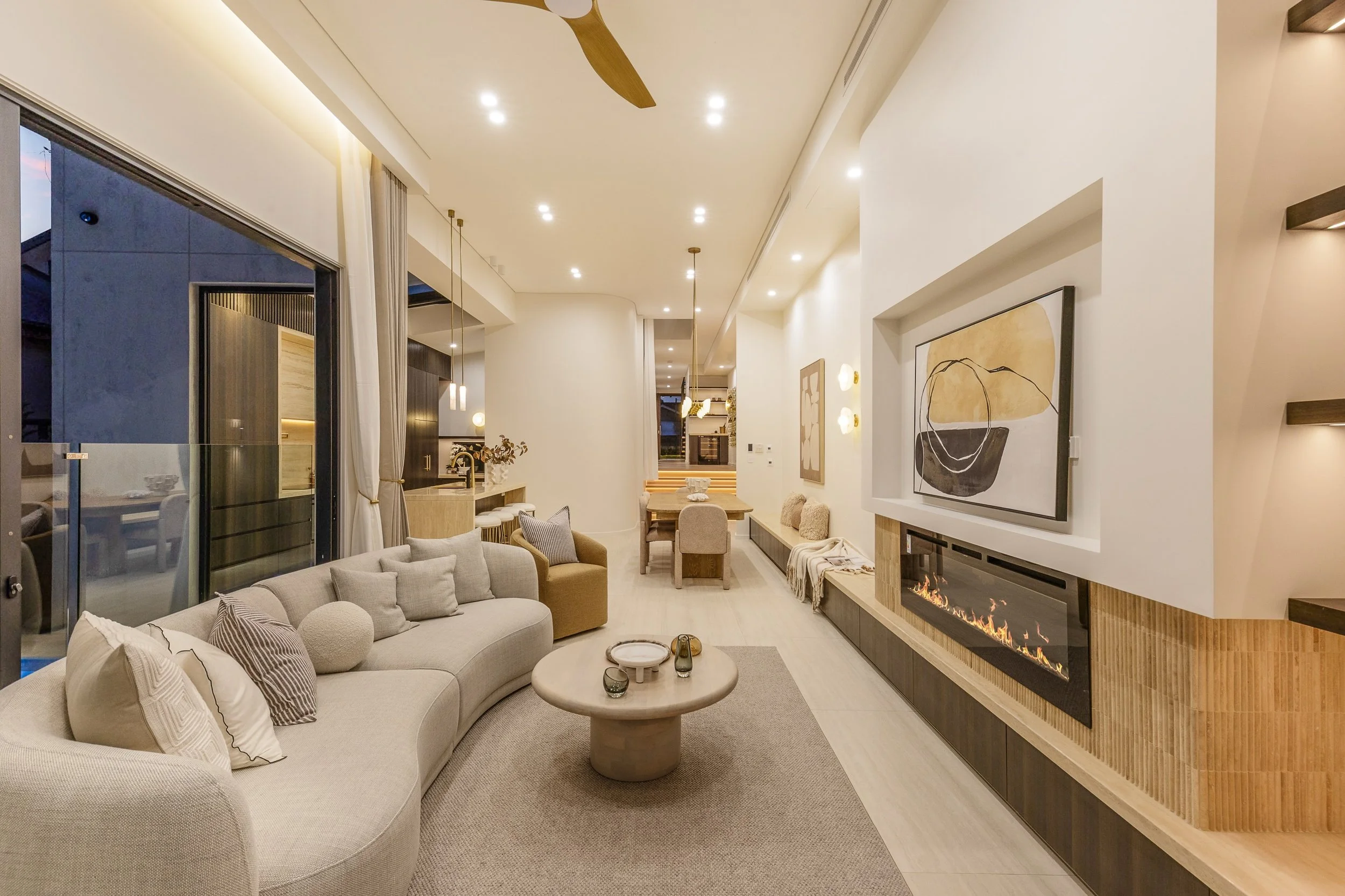 Home Tour: Light-filled, polished and perfectly placed in Yowie Bay, this brand-new home is one you&rsquo;ll want to SWIPE LEFT on. 🍃

Unique curves, warm natural finishes, soaring ceilings and a pool that feels seamlessly intertwined with the home&