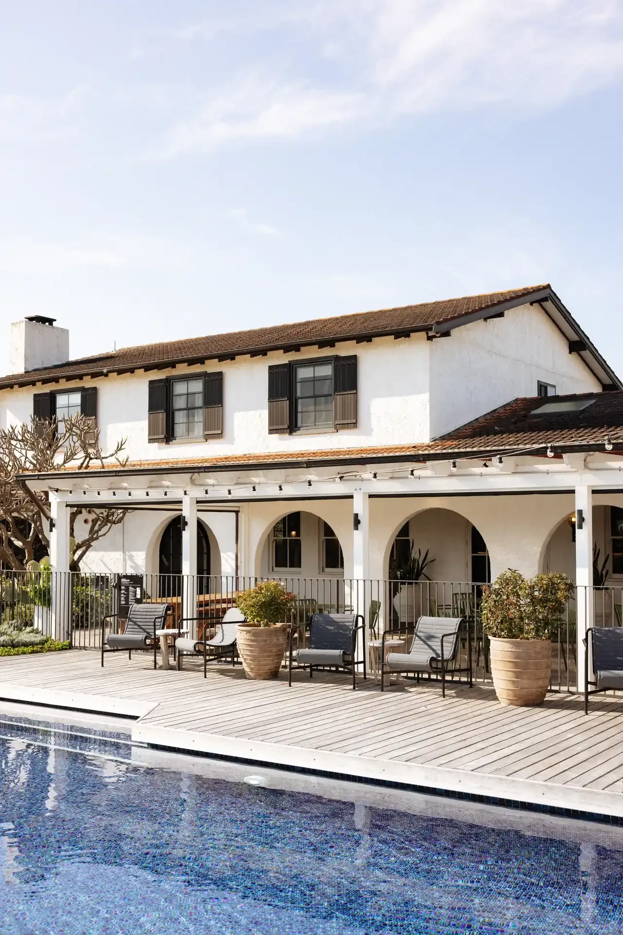 oaks-ranch-exterior-pool-arched-colonnade.webp