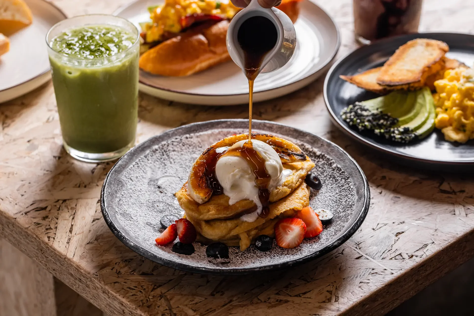 rushi-breakfast-fluffy-hotcakes-syrup-pour.webp