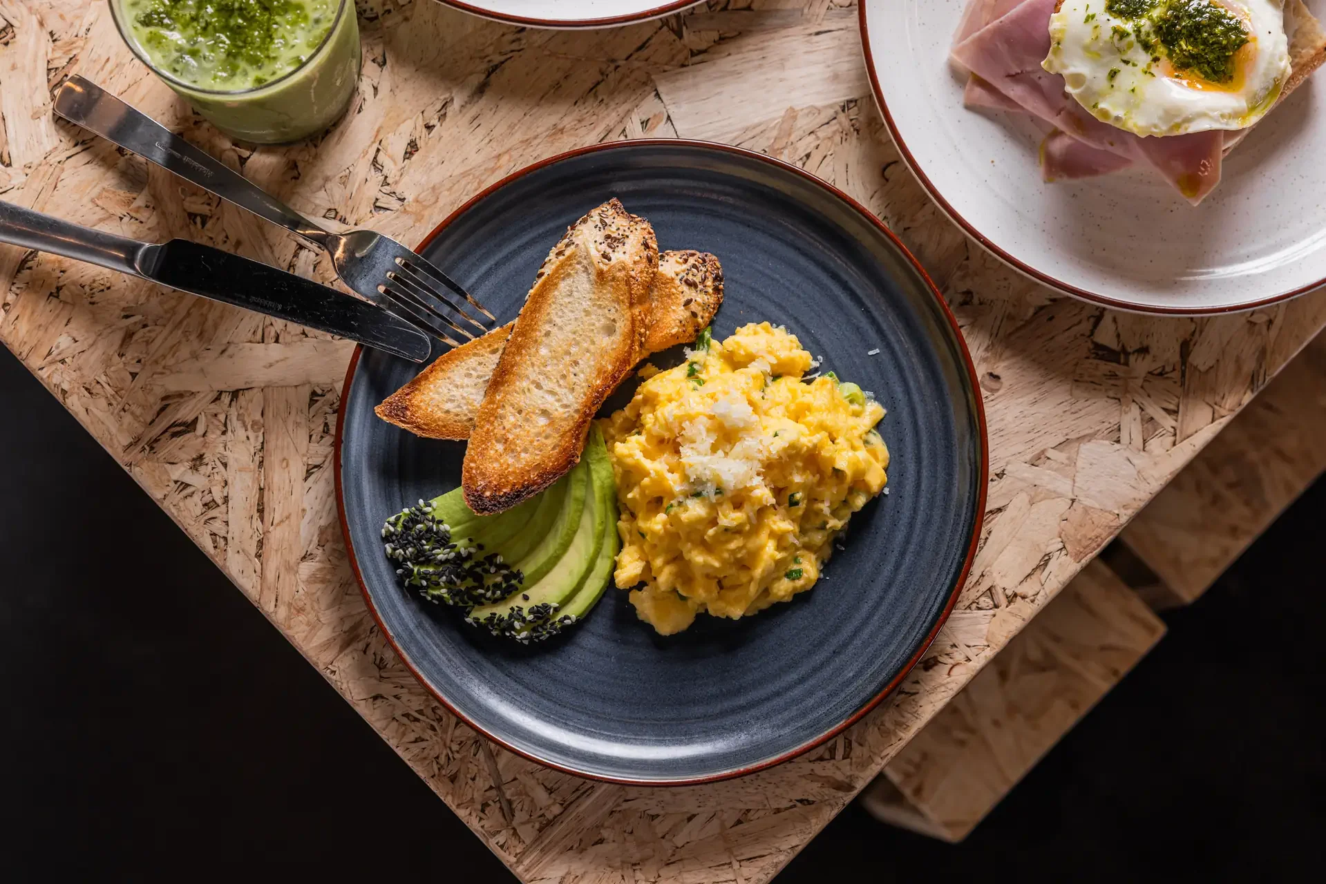 rushi-breakfast-scrambled-eggs-avocado-toast.webp