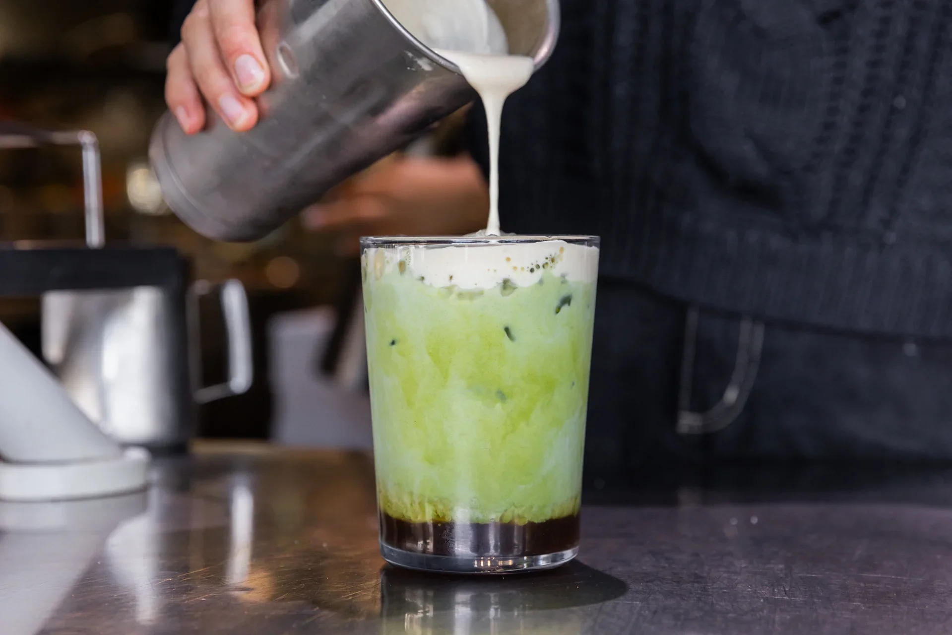 rushi-matcha-latte-milk-pour-barista.webp