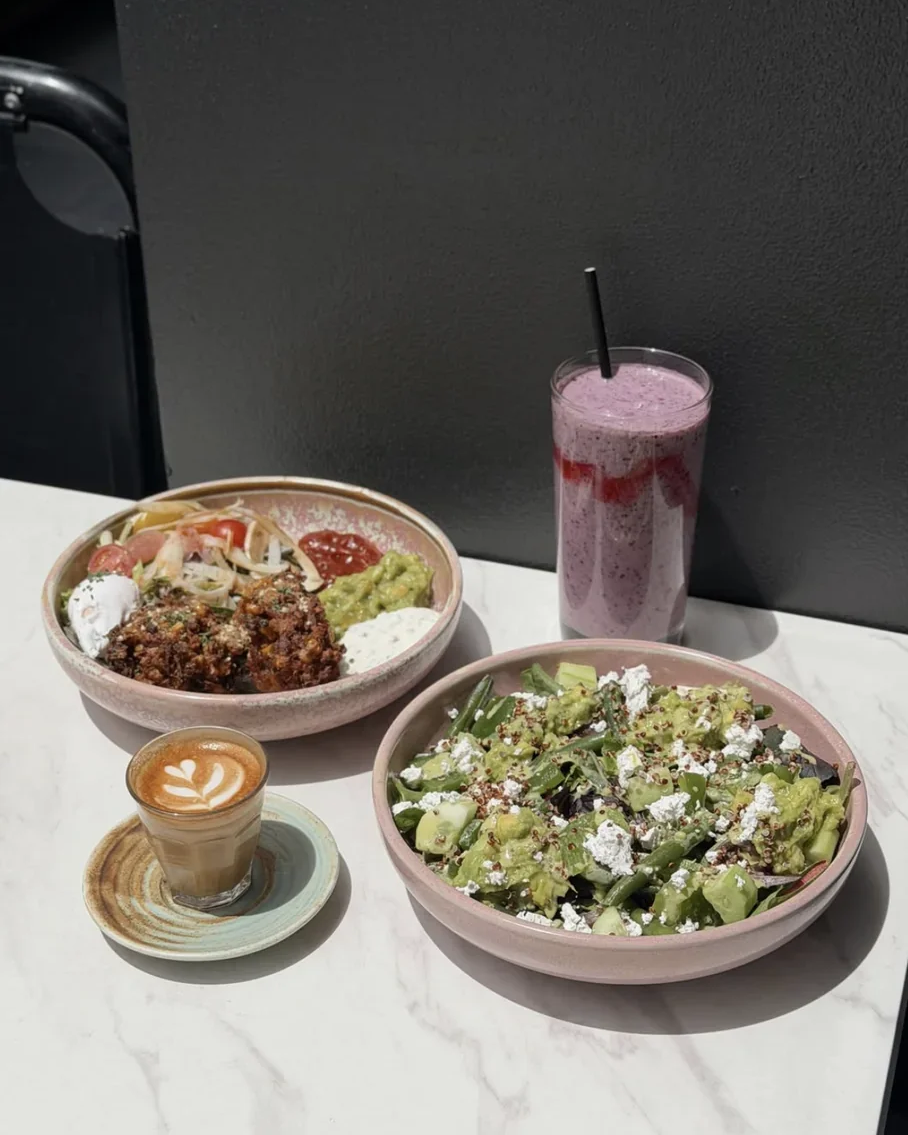 bianchinis-cafe-food-spread-grain-bowl-green-salad-berry-smoothie.png