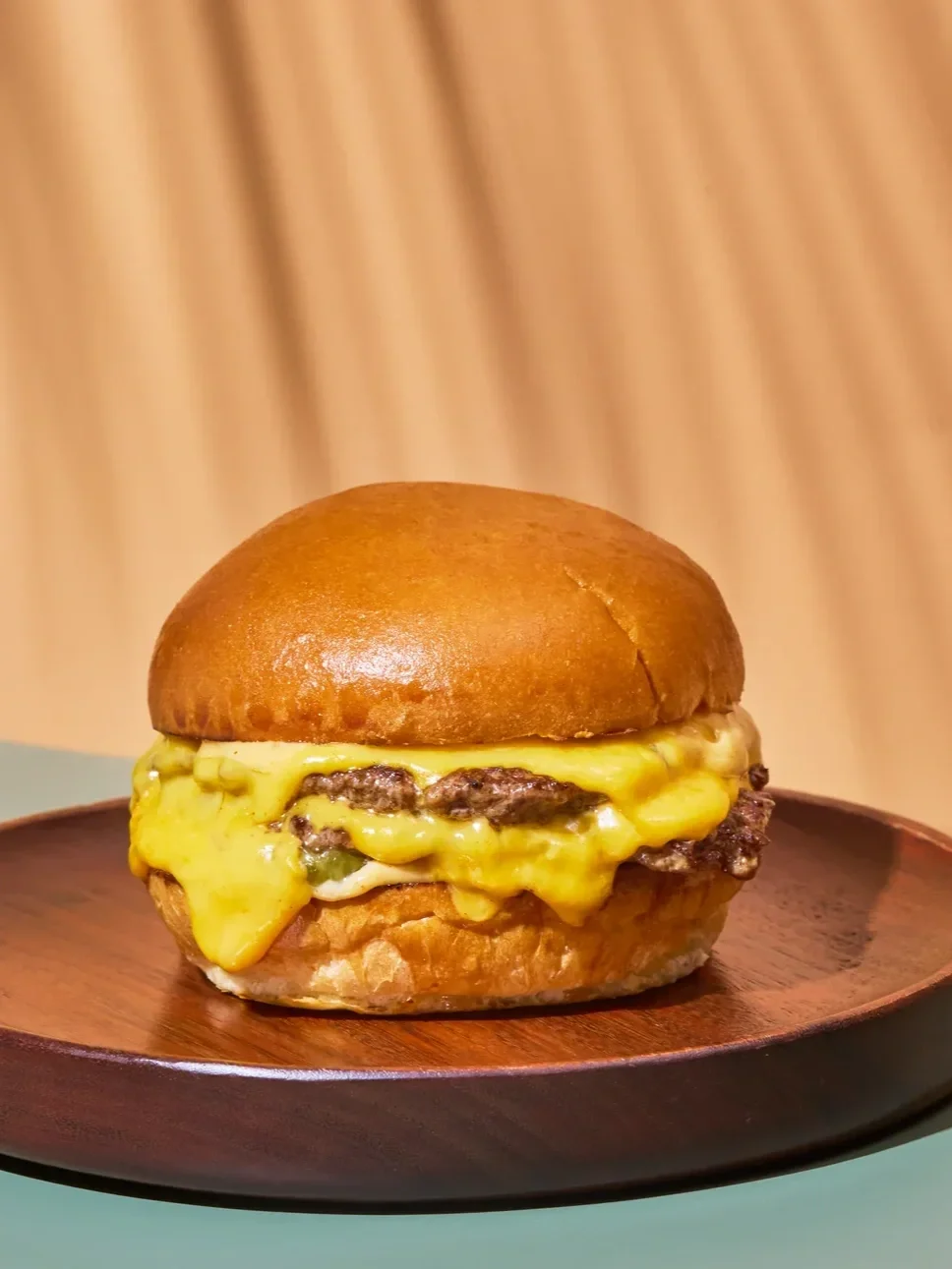 little-noa-famous-cheeseburger-2.webp