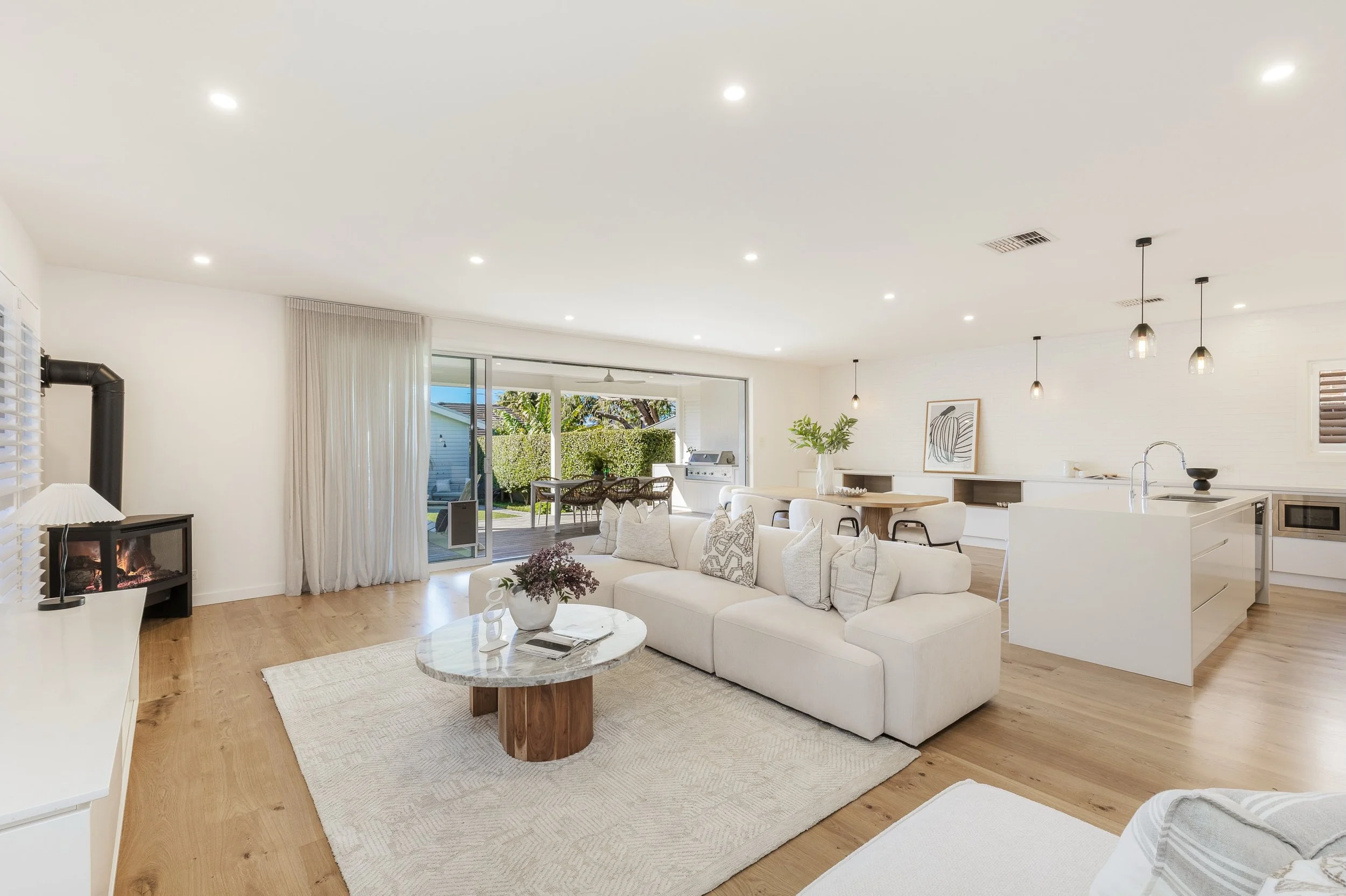 Home Tour: Just steps from the beach, this South Cronulla family home is all about relaxed coastal living.😍

From the light-filled interiors and alfresco entertaining to a self-contained two-level guest house overlooking the pool and gardens, SWIPE 