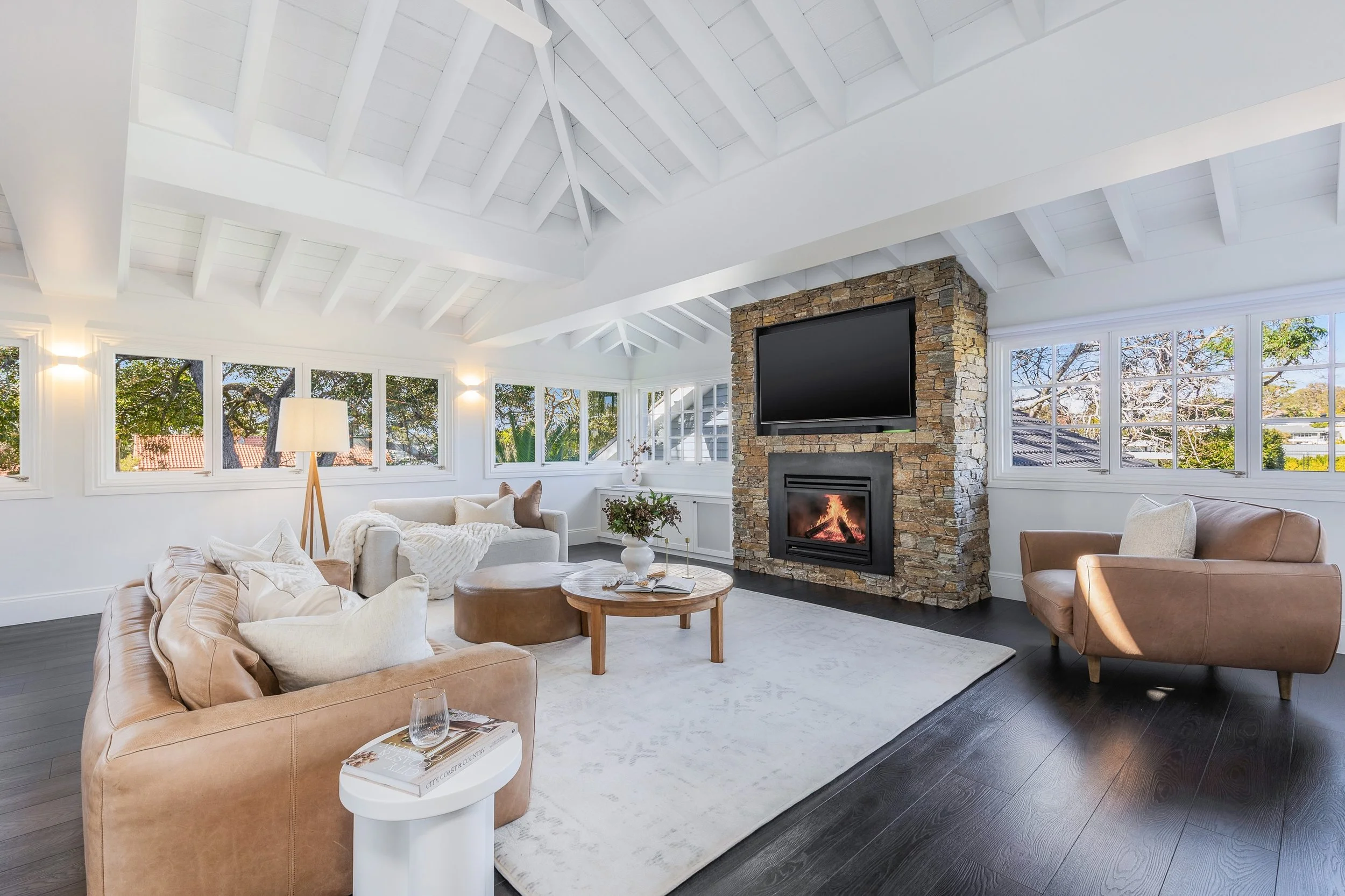 Home Tour: A little slice of Hamptons-style living in Burraneer&hellip;🏡

SWIPE LEFT to step inside this family home, featuring soaring ceilings, light-filled interiors and expansive proportions. Set on almost 2,000sqm of land, it&rsquo;s the kind o
