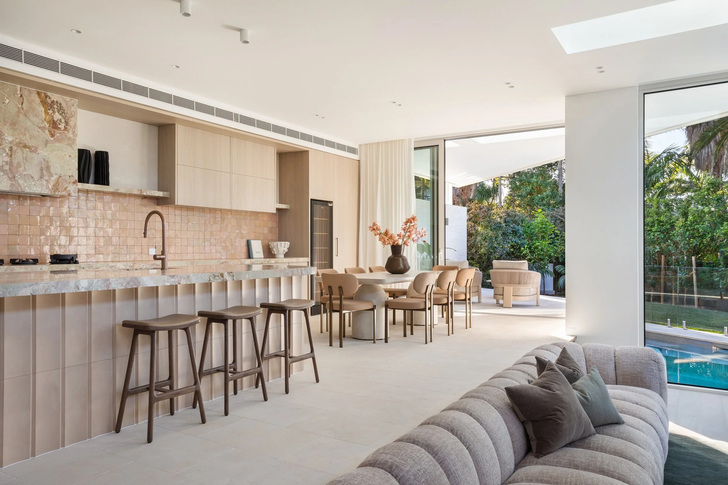 Home Tour: This Burraneer kitchen deserves a moment of its own.👀

From the blush-toned tiles and statement stone to a warm palette that carries throughout, SWIPE LEFT to see more. And the heated pool and garage turntable? Just the icing on the cake.