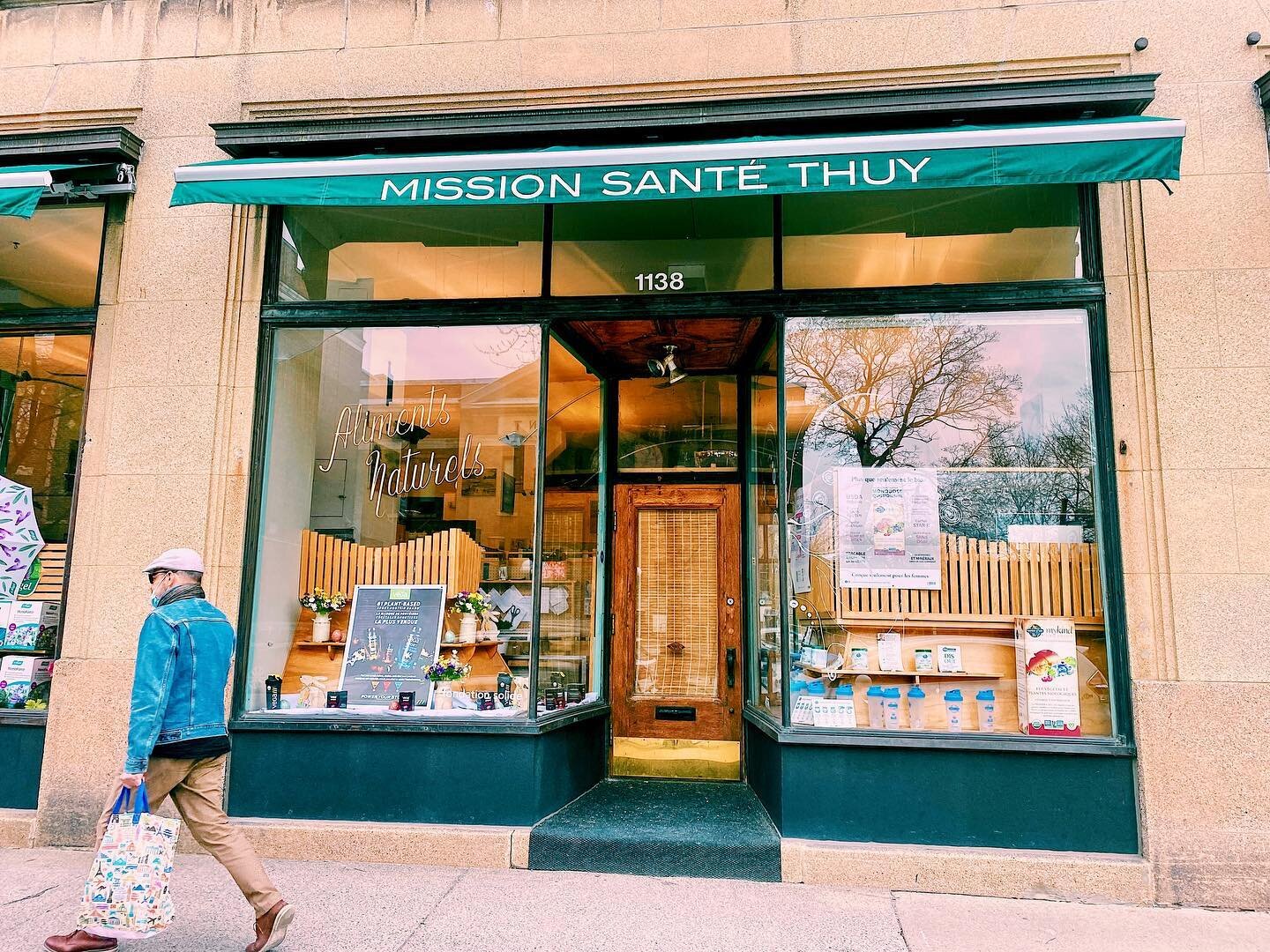 Hier j&rsquo;ai re-rempli les tablettes de craquelins, biscuits et coco chips chez Mission Sant&eacute; Thuy dans Outremont, sur Bernard 📸 par moi 🧚🏽⚡️de ce super magasin naturel ouvert depuis plus de 30 ans!!! Beaucoup de produits naturels diffic