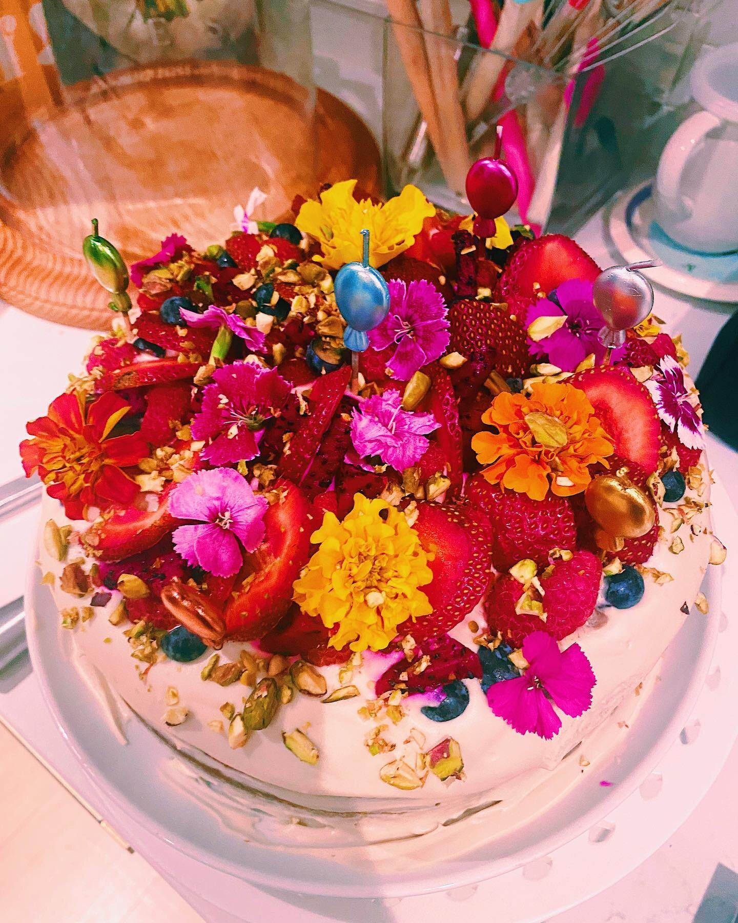 Fairy Cake 🧚🏽🎂🌸🌷🍃🍡 yesterday I made a fluffy coconut-oat milk ( @chloerobilab ) icing, cake is vanilla with fruits, flowers, and green pistachios. #Vegan #GlutenFree #FlowerBomba #BirthdayCake #ChloeRobi 

@chloerobilab #ChloeRobi.com #Sustain