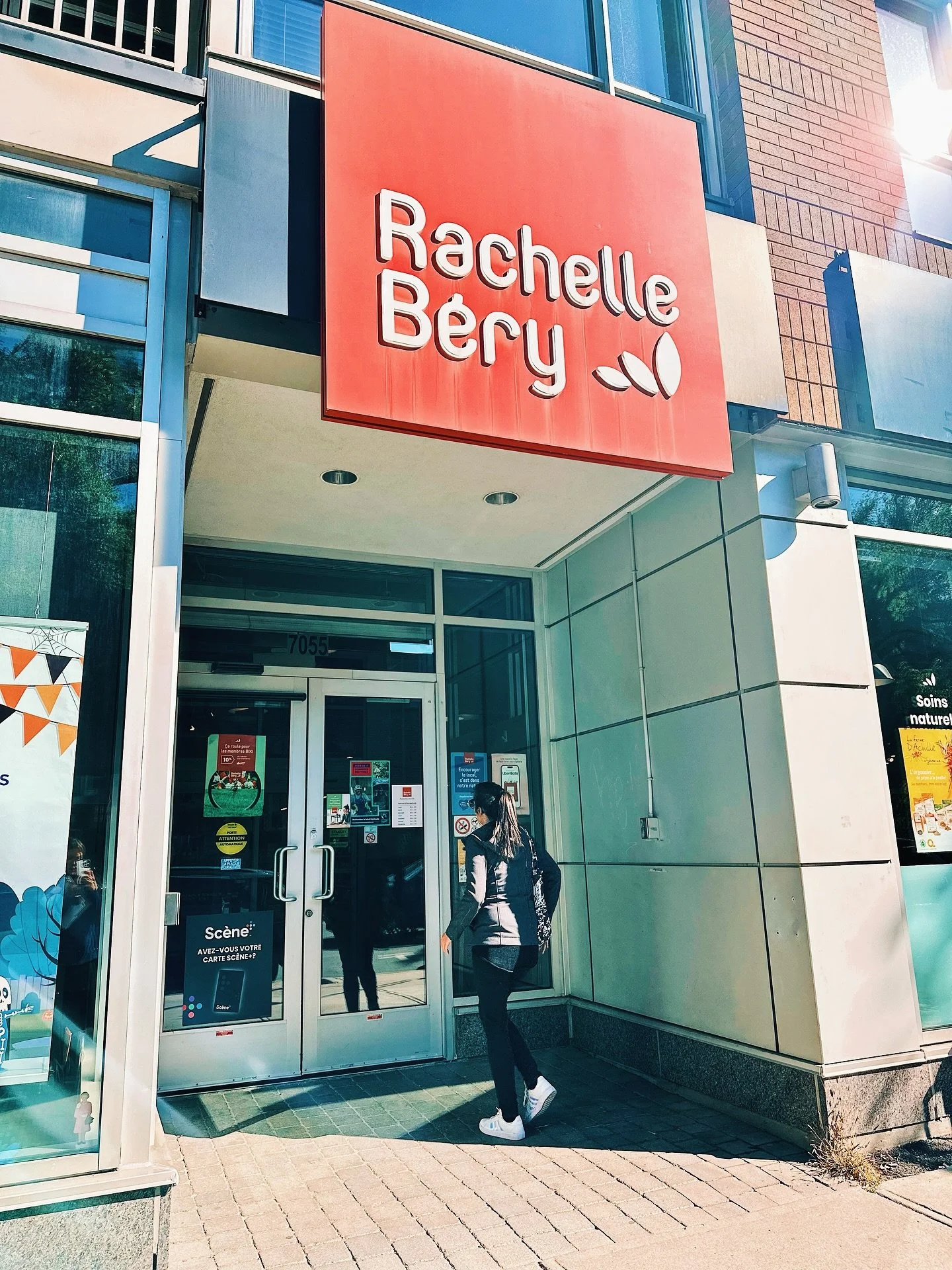 Rachelle Béry Petite Italie is restocked! #Cookies #ChloeRobi Fresh-baked cookies are back including our popular Oat Chippy! Rachelle Béry St-Denis will be fully restocked by tomorrow, still a few left for my cookie Monsters!
“I&