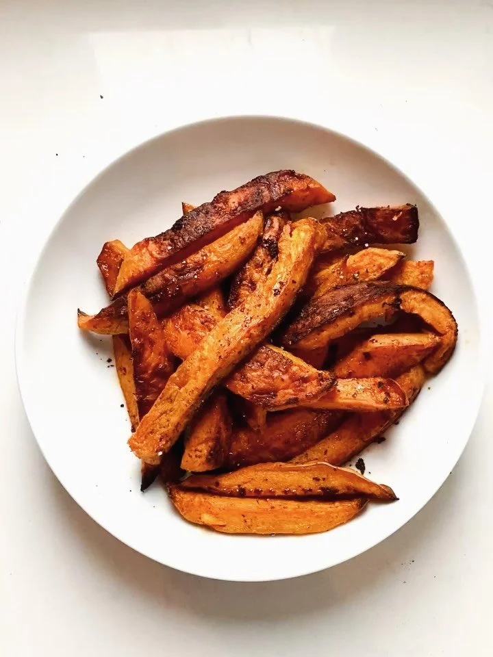 Technique is nutrition. When sweet potatoes are cooked, cooled for about 12 hours, then gently reheated as I do in my weekly service, their starch becomes prebiotic. This feeds the gut microbiota, supports butyrate production (huge benefits! 🧬) and 