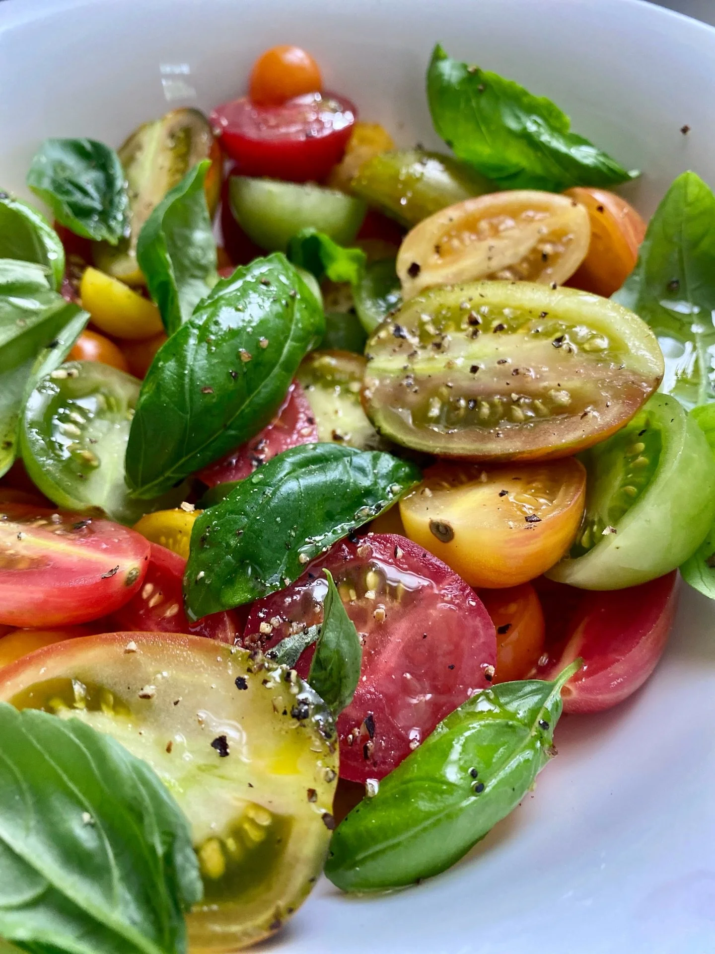 Burratina di bufala, varietal tomatoes. That’s it.

Chloerobi.com
#ChloeRobi
#MontrealPrivateChef
#PrivateChefMontreal
#MontrealFood
#IngredientForward