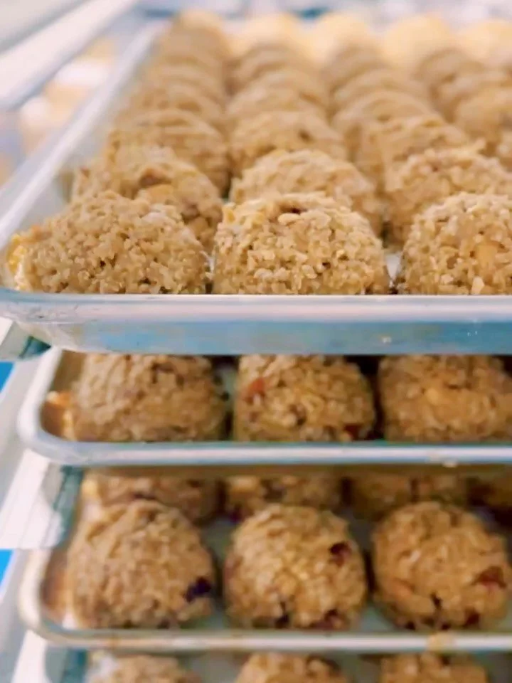 Mon savoir-faire, construit dès le départ, et perfectionné au fil des années.

Chaque biscuit commence ici, portionné avec précision une plaque à la fois. Un travail rigoureux que j’ai dév