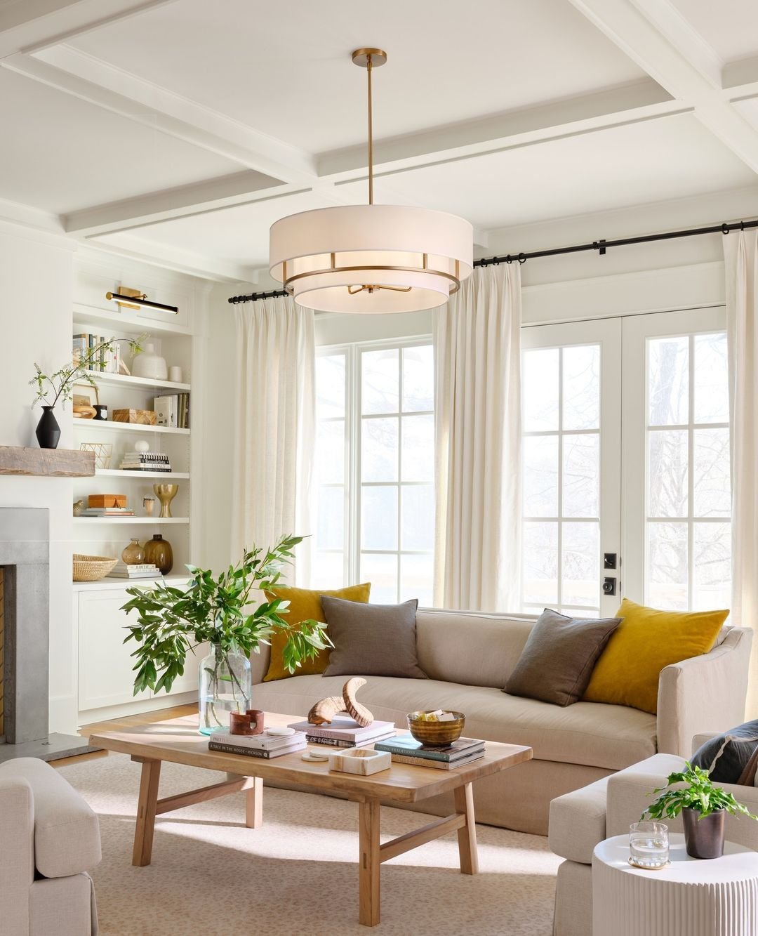 Embracing the weather as winter approaches with the Graham Pendant and Regis Picture Light. With their warm glow and airy feel, they bring in all the positive vibes!⁠
⁠
💡: Graham, Regis⁠ from Hinkley