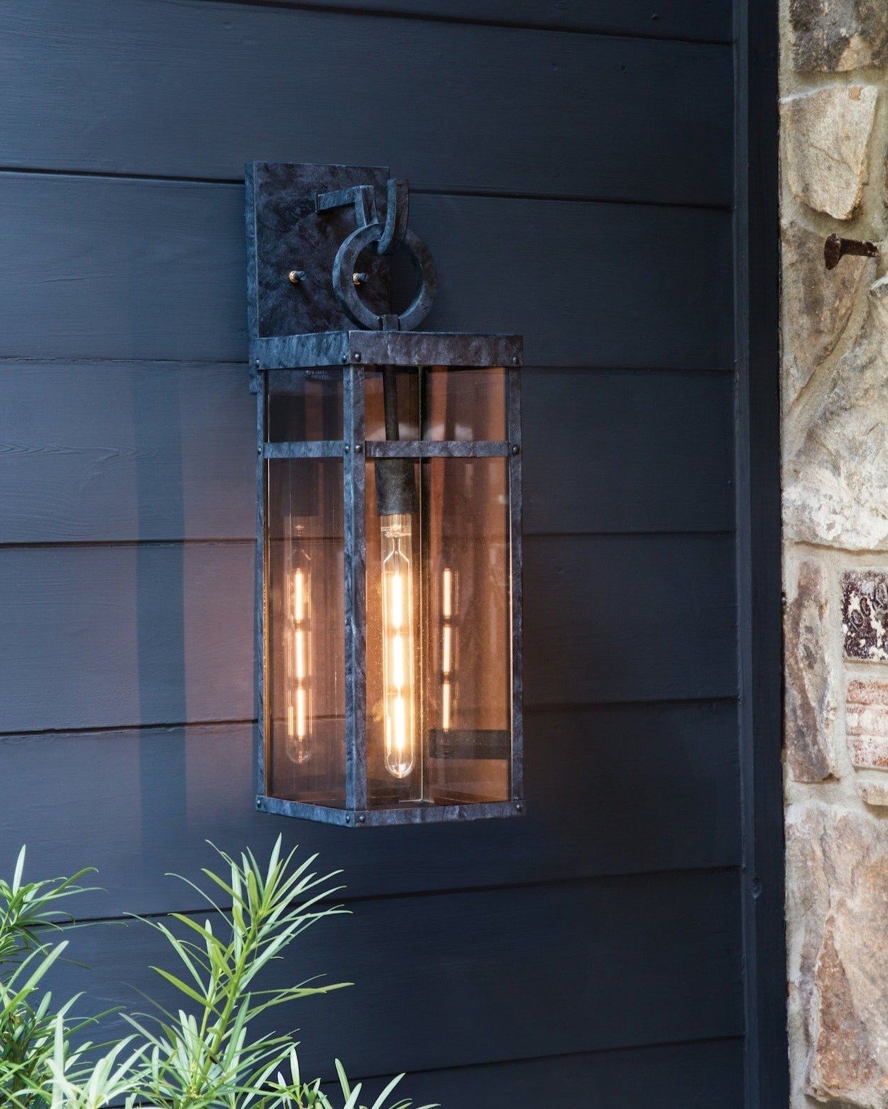 A fusion of chic styles makes Hinkley - @hinkleylighting's Porter a design standout.

Merging Modern Farmhouse, Industrial and Arts and Crafts elements, the fine rivet details and a sturdy hanger loop create a stunning and distinctive statement.

Por