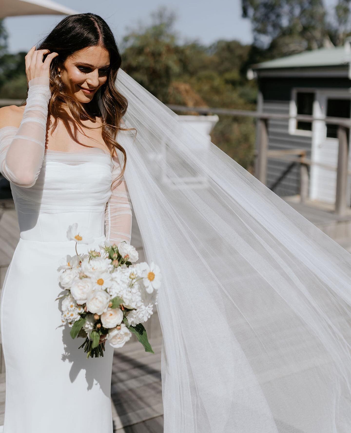 Gorgeous Elise and her seasonal white bouquet captured by @biancavirtueweddings ✨