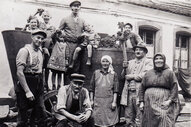 1930 Weinlesegruppe im Anwesen Seeland.jpg