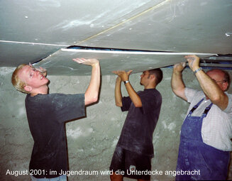 2001-08-83-7 Einziehen Unterdecke im Jugendraum.jpg