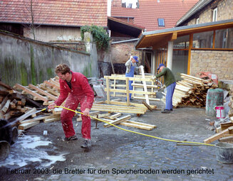 2003-02-13-22 Vorbereitung der Bretter für Speicherboden.jpg