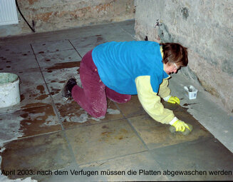 2003-04-36-5 Platten im Keller nach Verfugen säubern (Film 35).jpg