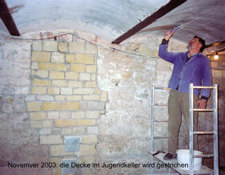 2003-11-133-13 Decke im Jugendkeller wird gestrichen.jpg