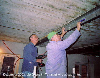 2003-12-135-32a Decke im Turnsaal wird gerichtet.jpg