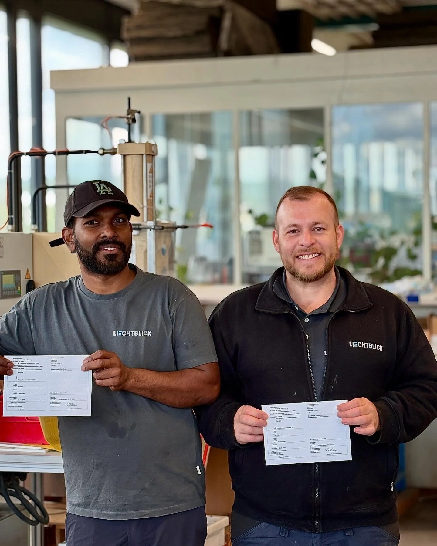 Herzlichen Gl&uuml;ckwunsch an unsere beiden Auszubildenden zur erfolgreich bestandenen Teilpr&uuml;fung!🥳

Wir sind stolz auf eure Leistung und freuen uns auf den weiteren Weg mit euch!

#liechtblick #schaffhausen #ausbildung #azubi #pr&uuml;fung #