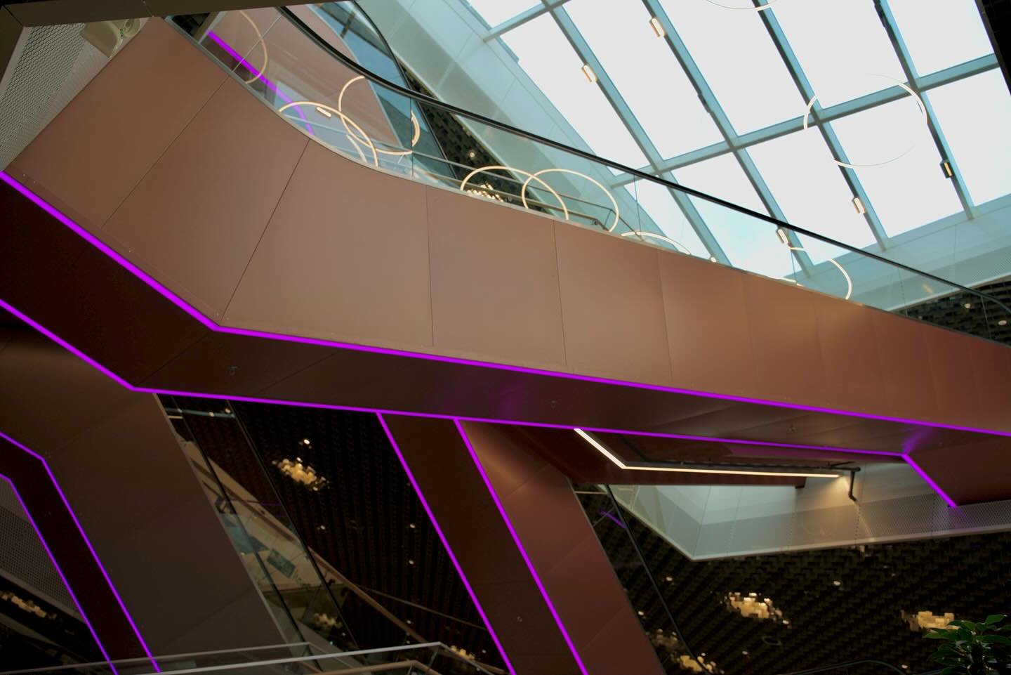 Referenzprojekt &ndash; Mall of Switzerland

Mit grosser Freude blicken wir auf unsere Mitwirkung an der Mall of Switzerland zur&uuml;ck &ndash; einem der Einkaufs- und Freizeitzentren der Zentralschweiz. 
Die Werkst&auml;tte LIECHTBLICK war in diese