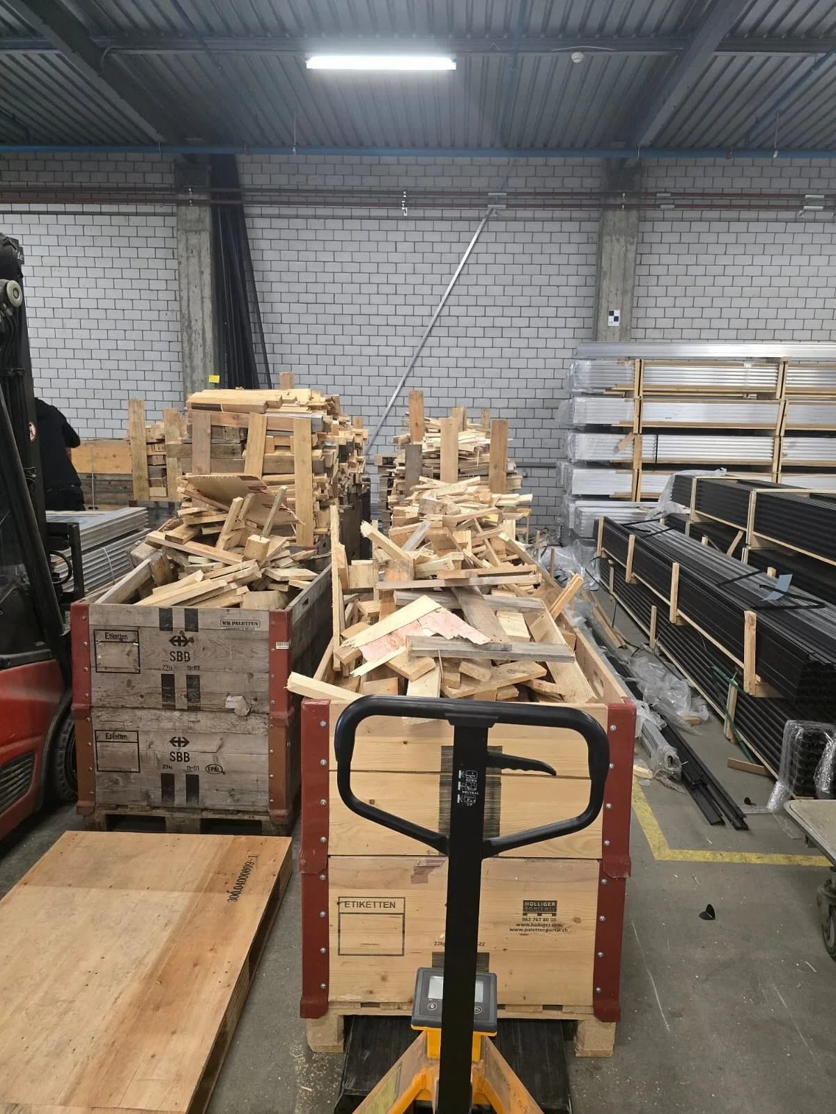 Wegwerfen war gestern &ndash; heute wird upgecycelt!

Unsere ausgedienten Paletten landen nicht einfach auf dem M&uuml;ll. Stattdessen setzen wir auf Upcycling und geben ihnen eine neue Aufgabe.
Daf&uuml;r arbeiten wir mit der Firma Taru zusammen: Si