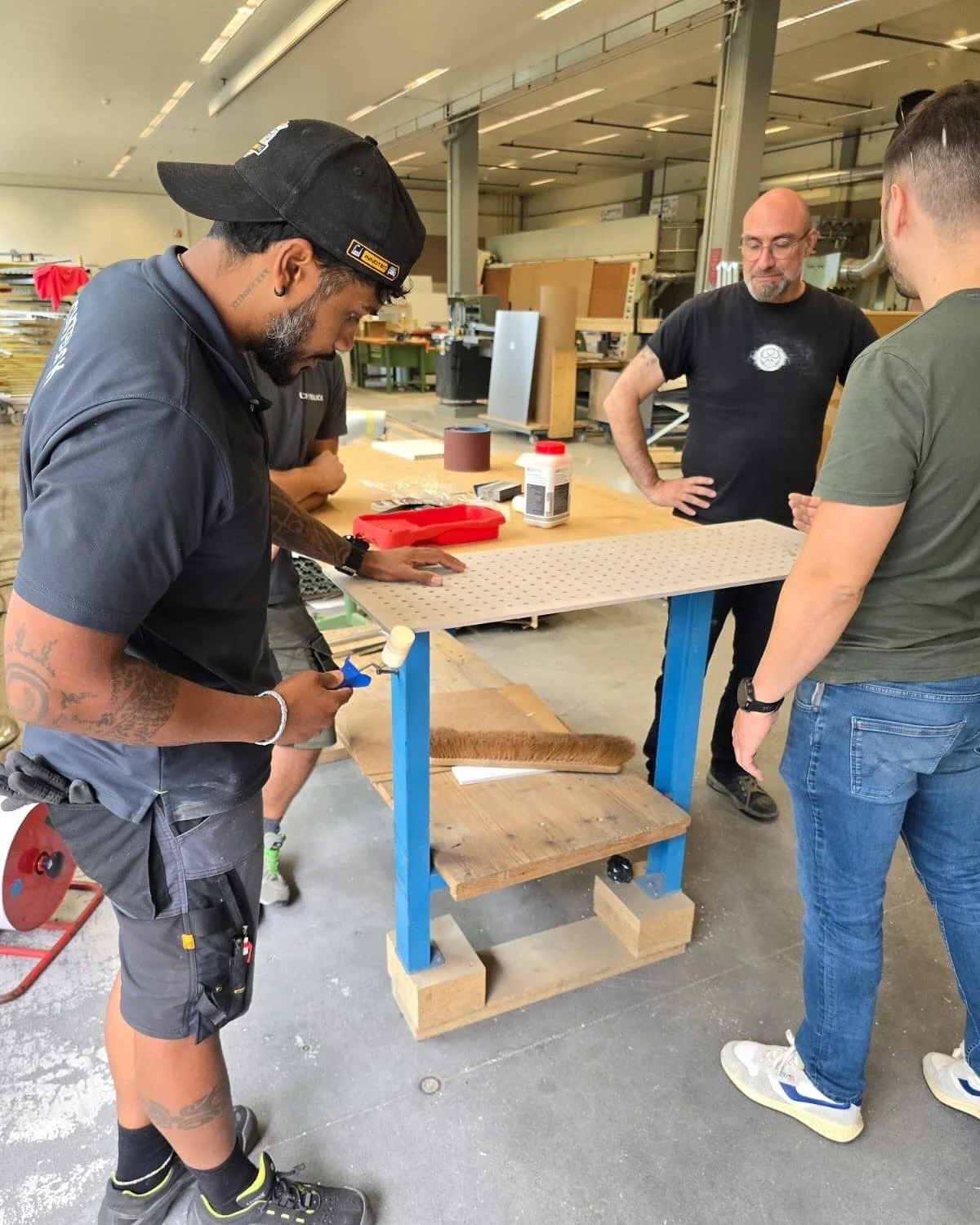 Neues Material &ndash; neue M&ouml;glichkeiten

Letzten Freitag erhielten unsere Mitarbeitenden eine interne Schulung durch die Firma @allegagmbh . Thema: der Umgang mit einem neuen Werkstoff &ndash; Faserzementplatten.

Dank des praktischen Inputs s