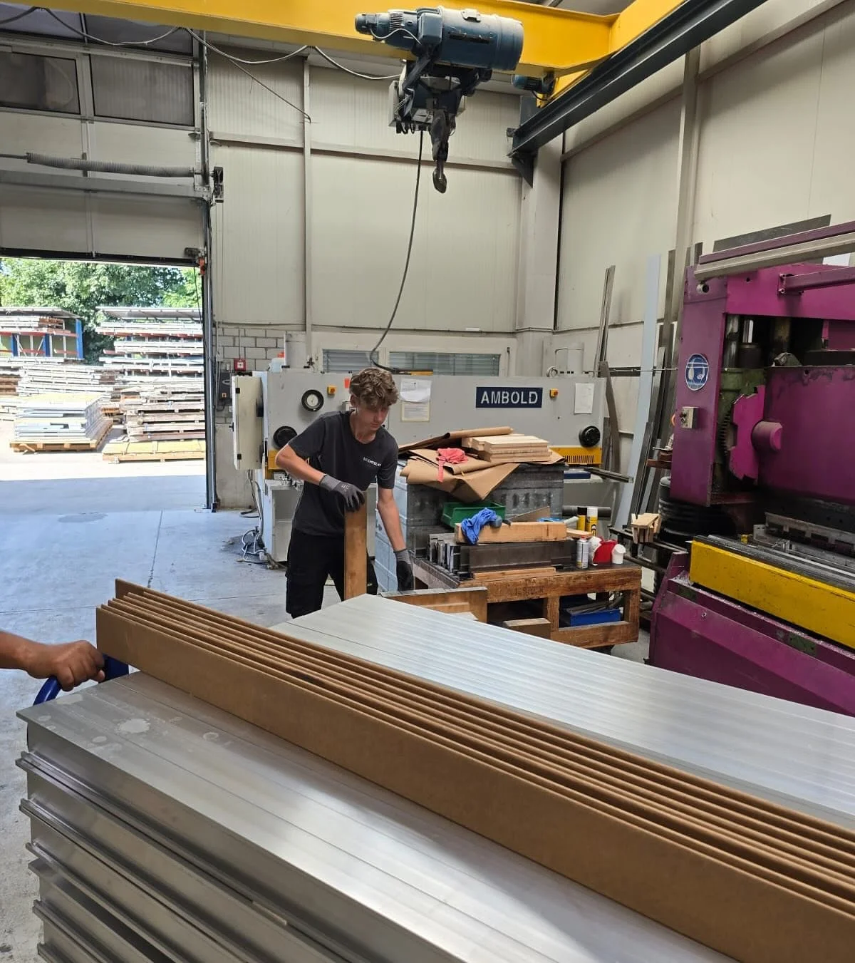 D&uuml;rfen wir vorstellen? &ndash; Unser neuer Auszubildender Nico!

Herzlich willkommen in unserem Team, Nico.
Wir w&uuml;nschen dir viel Erfolg und Freude bei deiner Ausbildung zum Logistiker EFZ
und freuen uns auf eine spannende und lehrreiche Ze