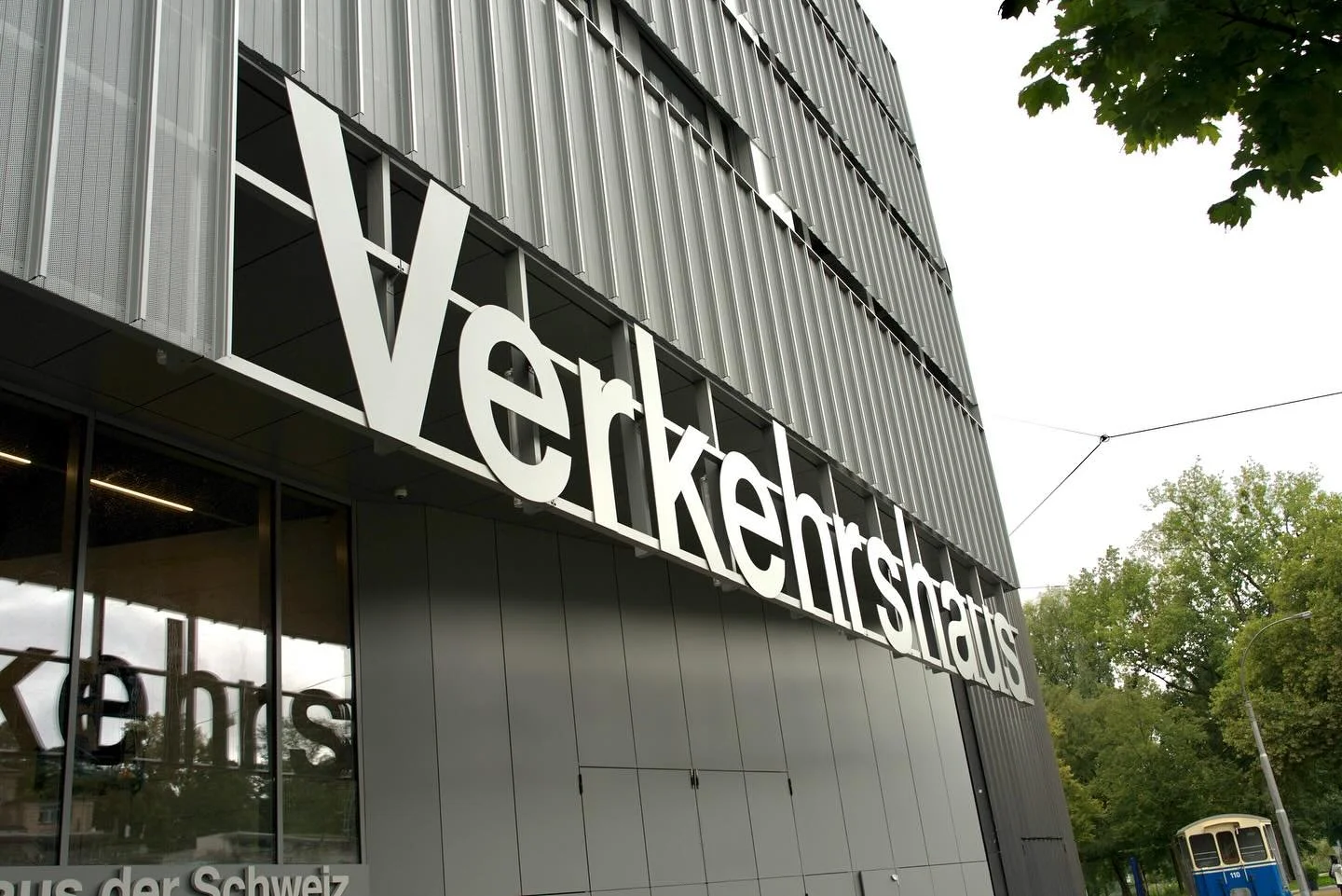 Referenzprojekt &ndash; Verkehrshaus Luzern

F&uuml;r das renommierte Verkehrshaus der Schweiz in Luzern durfte die Werkst&auml;tte Liechtblick einen Teil der Aussenverkleidung kreativ mitgestalten und fachgerecht produzieren.

Wir sind stolz darauf,