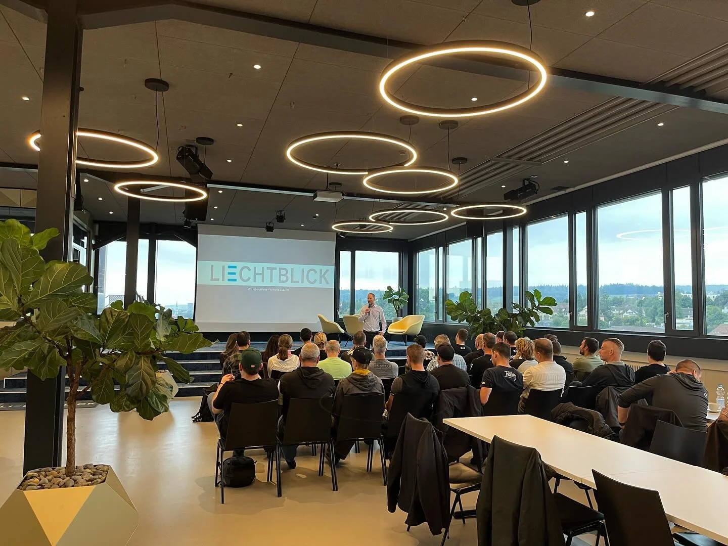 Vergangene Woche durften wir besonderen Besuch begr&uuml;ssen: Die @schaffhauser_polizei war bei uns in der @werkstatt_liechtblick zu Gast! 🚓✨

Nach einer kurzen Vorstellung unserer Firma und einer spannenden F&uuml;hrung durch unsere Werkstatt gab 