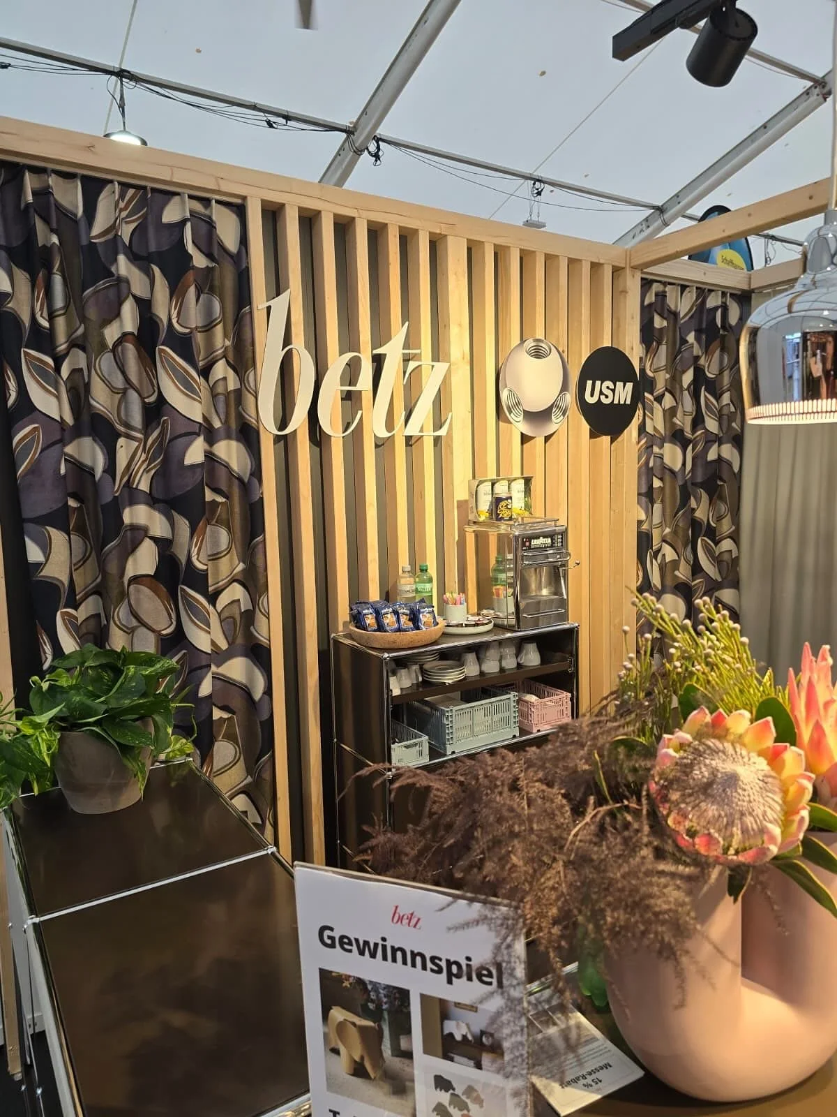 Dieses Jahr durften wir unter anderem f&uuml;r die Firma @betzmoebel die Beschriftungen f&uuml;r die @shherbstmesse herstellen.

Mit Pr&auml;zision und Leidenschaft wurden die Elemente auf unserer CNC-Maschine gefertigt &ndash; von der Idee bis zum f