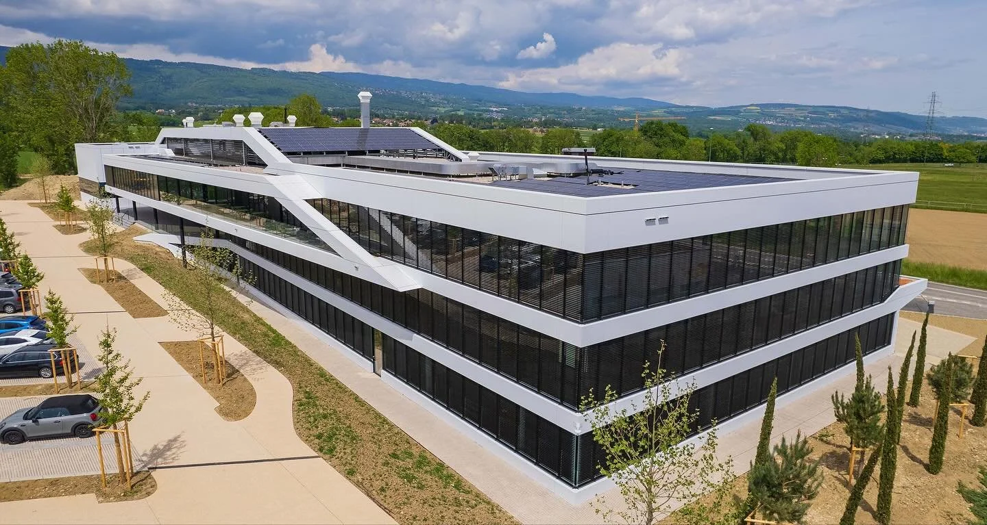 Referenzobjekt &ndash; Signy Park Grens

Die @werkstatt_liechtblick durfte gemeinsam mit @morandconstructionsmetalliques die Fassade des Signy Park Grens gestalten.

Die hochwertige Alucobond-Fassade verleiht dem Geb&auml;ude eine klare, zeitgem&auml