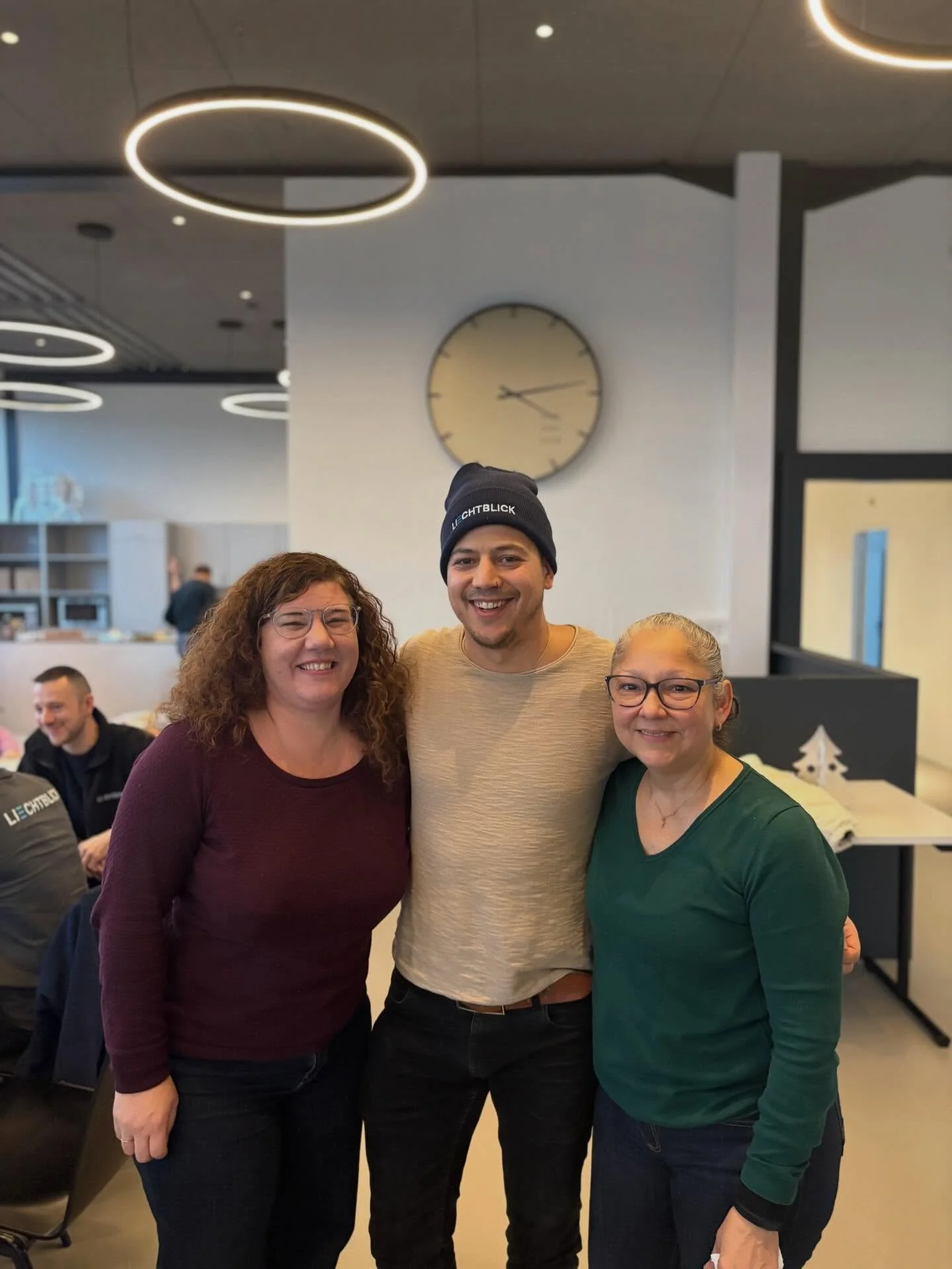 Unser Weihnachtsap&eacute;ro ist dieses Jahr von einem lachenden und einem weinenden Auge begleitet.

Wir verabschieden uns nicht nur von einem ereignisreichen Jahr, sondern auch von einem gesch&auml;tzten Kollegen.

Luciano hat bei uns einen beeindr