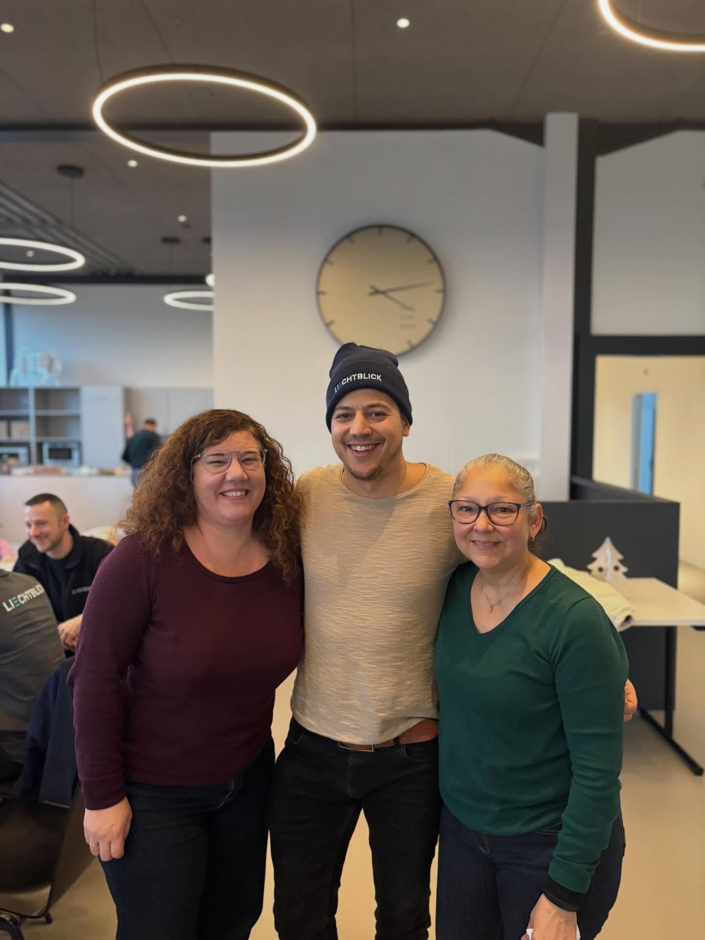 Unser Weihnachtsap&eacute;ro ist dieses Jahr von einem lachenden und einem weinenden Auge begleitet.

Wir verabschieden uns nicht nur von einem ereignisreichen Jahr, sondern auch von einem gesch&auml;tzten Kollegen.

Luciano hat bei uns einen beeindr