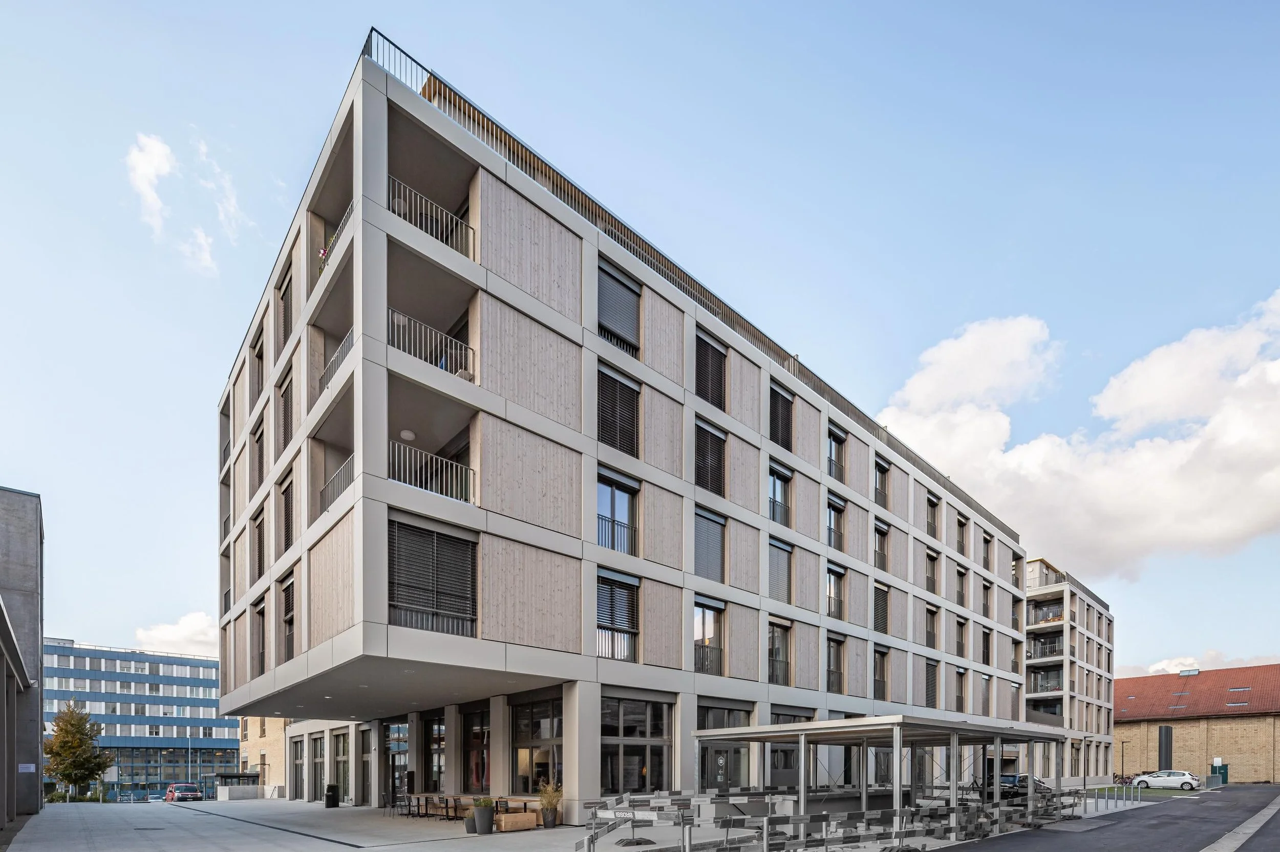 Referenzobjekt &ndash; Townvillage Winterthur✨

Im Jahr 2020 durften wir gemeinsam mit der Firma Allega ein Mehrfamilienhaus in Winterthur mit einer hochwertigen ALUCOBOND&reg;-Fassade realisieren.

Auf einer beeindruckenden Fassadenfl&auml;che von i