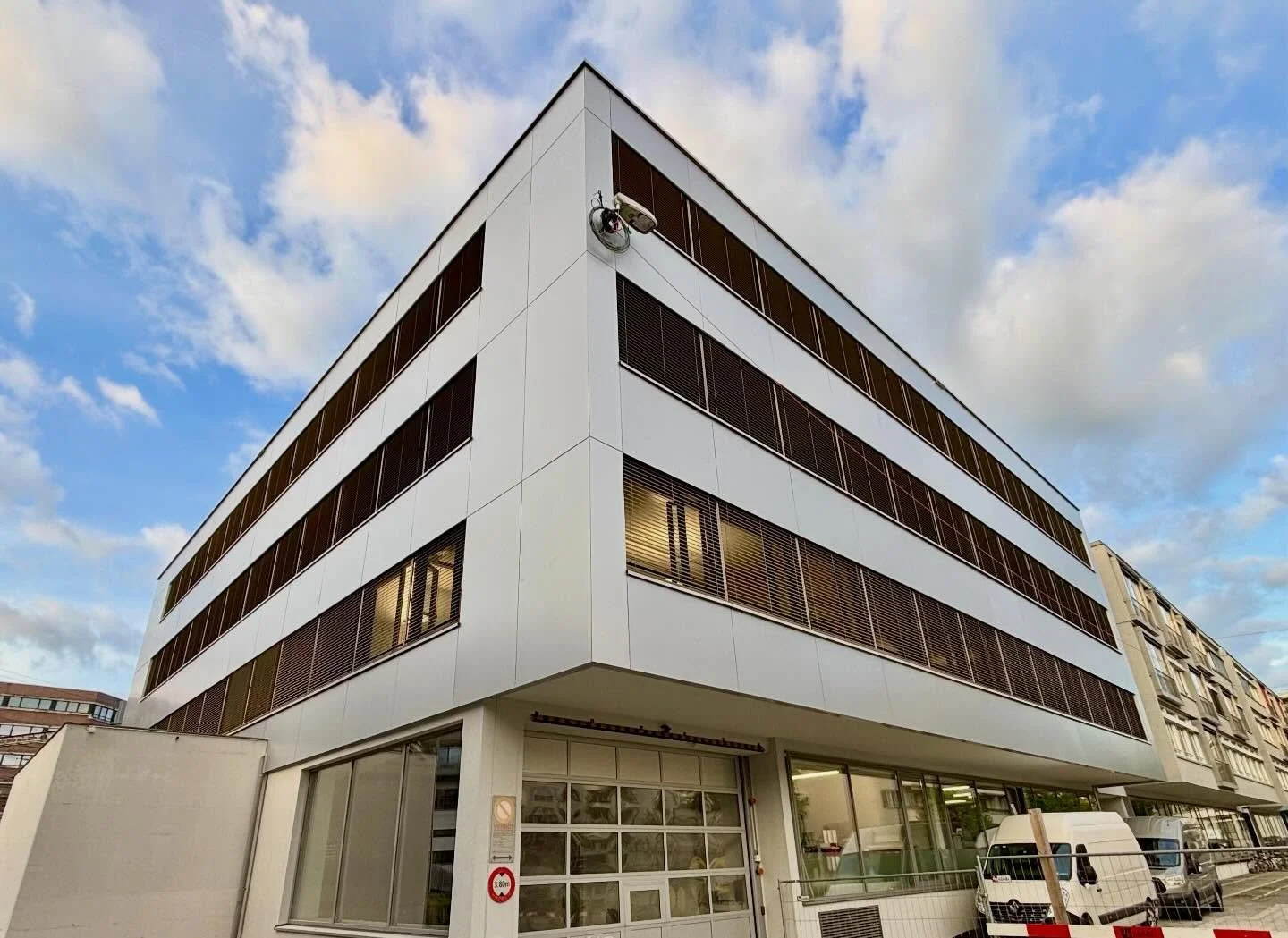 Fassadenobjekt &ndash; Eichenstrasse

Ein neues Geb&auml;ude wurde mit einer hochwertigen Alucobond-Fassade verkleidet.

Das Besondere daran: Die Fassadenelemente wurden nicht wie &uuml;blich genietet, sondern geklebt &ndash; eine moderne und &auml;s