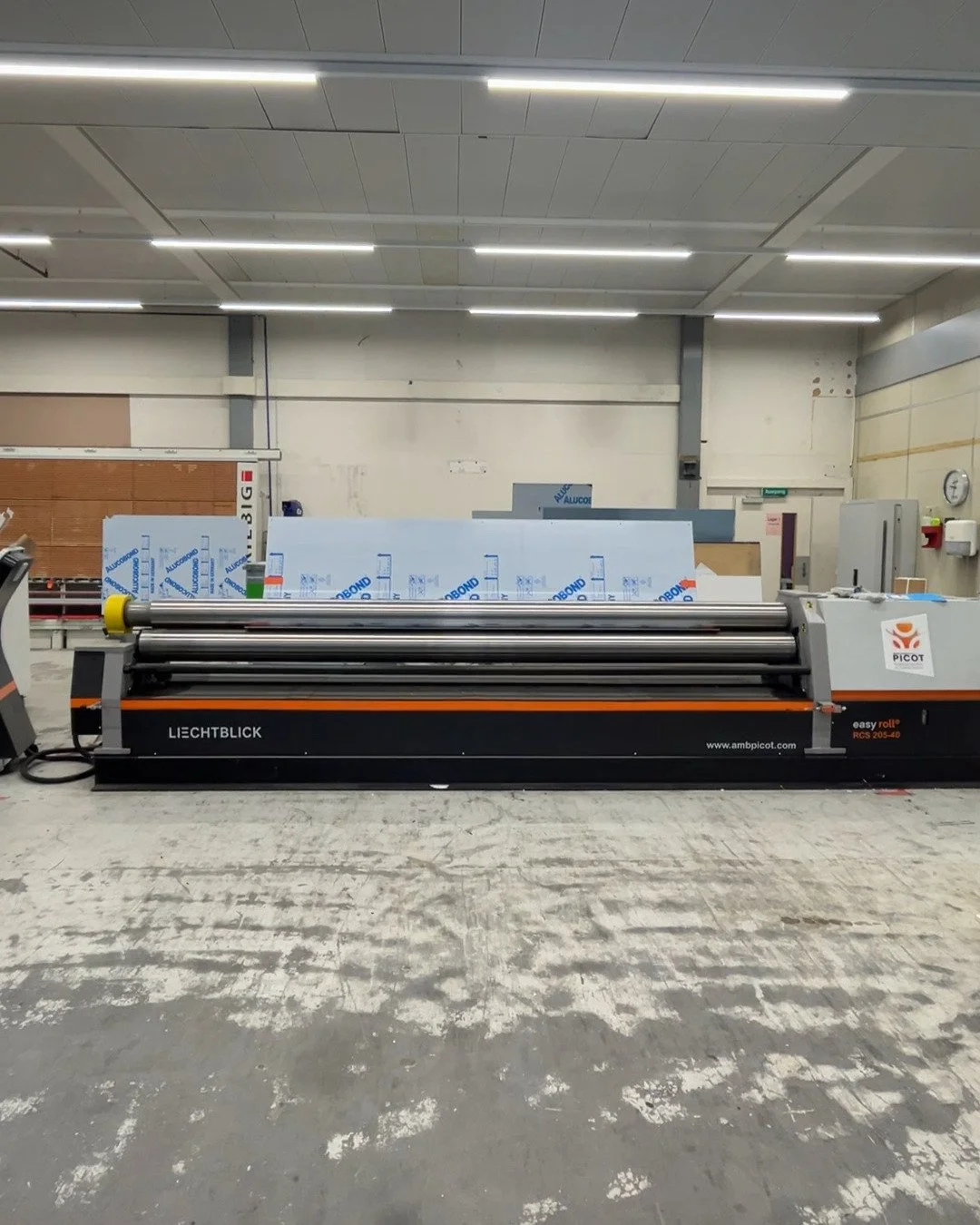 Muss es RUND laufen? 👀

Dank unseres vielseitigen Maschienenparks ist gerundetes Aluminium f&uuml;r uns kein Problem! Hier im Auftrag f&uuml;r @bartholet.swiss 🚡🇨🇭

#liechtblick #aluminium #verarbeitung #rund