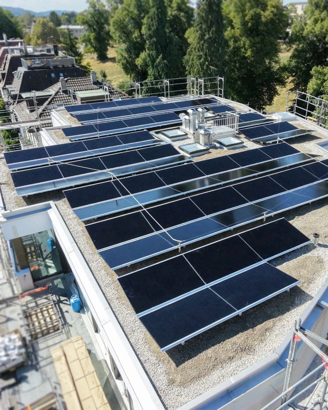 PV-Anlage beim H&ouml;henring, Z&uuml;rich ☀️

Mit unserem hauseigenen Montagesystem AluStand wurde die Unterkonstruktion umgesetzt. Durch verschiedene Modulausrichtungen konnten die verf&uuml;gbare Dachfl&auml;che optimal genutzt und eine maximale E