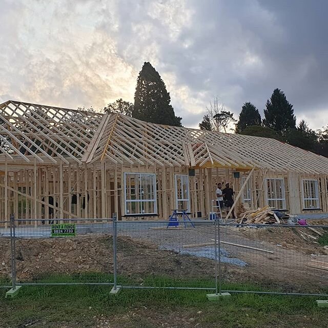 480m2  5 bedroom house complete.🛠🛠
3.6m ridge height, 30 degrees roof pitch.✅
#framingmasters #skyhigh #builtwithpaslode
 @stroudhomessouthwestsydney
@atsbuildingproducts

Thank you for your effort team 
@charbel_kazcarpentry
@charbelazzi_  @seggys