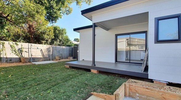Enfield granny flat complete 🏠 SWIPE &gt;&gt; to see the transformation from construction. Using @jameshardieau cladding and @colorbondsteel roofing #bestinthebusiness