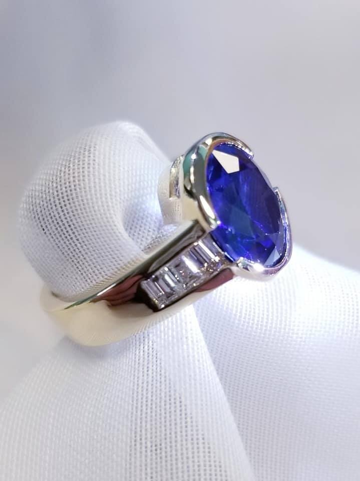 Sapphire and Diamond Ring set in 14kt Yellow Gold