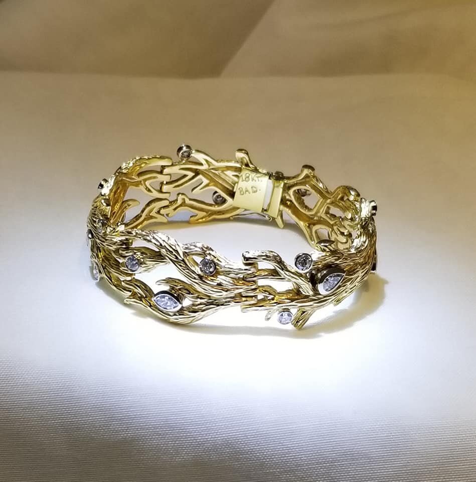 Fairy Branch 18kt Yellow Gold Bracelet with White Gold Bezels for the Diamonds