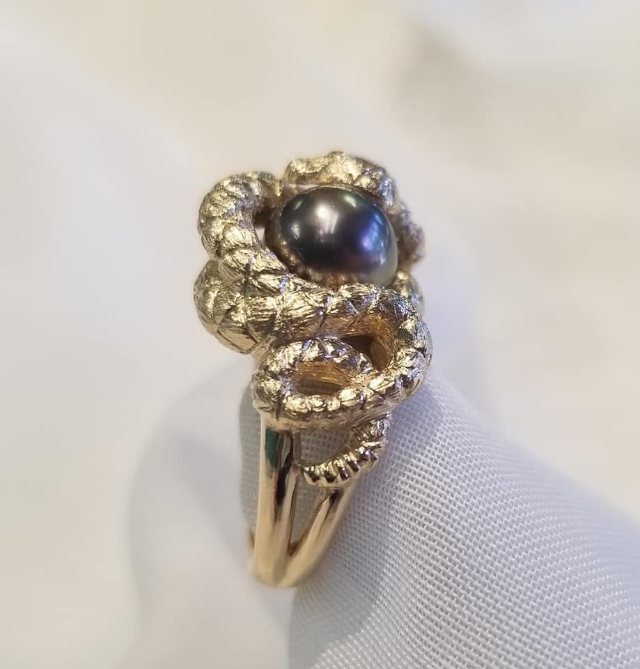 14kt Yellow Gold Snake Ring with a Silver-grey Pearl