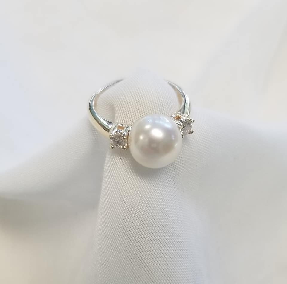 14kt Yellow Gold Pearl and Diamond Ring